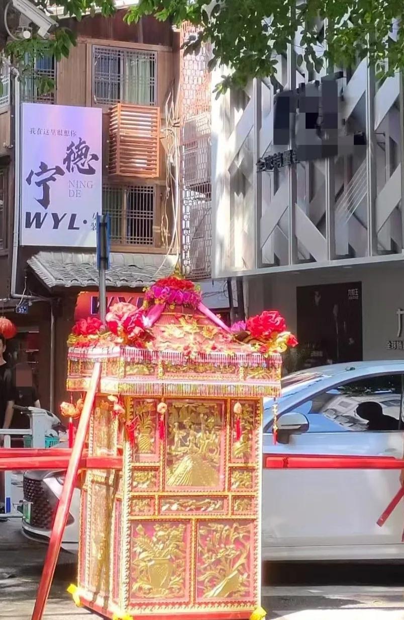 谁能想到，表姑家那俩让邻里眼热的儿子，一个银行上班娶同事，一个重高当老师，老两口