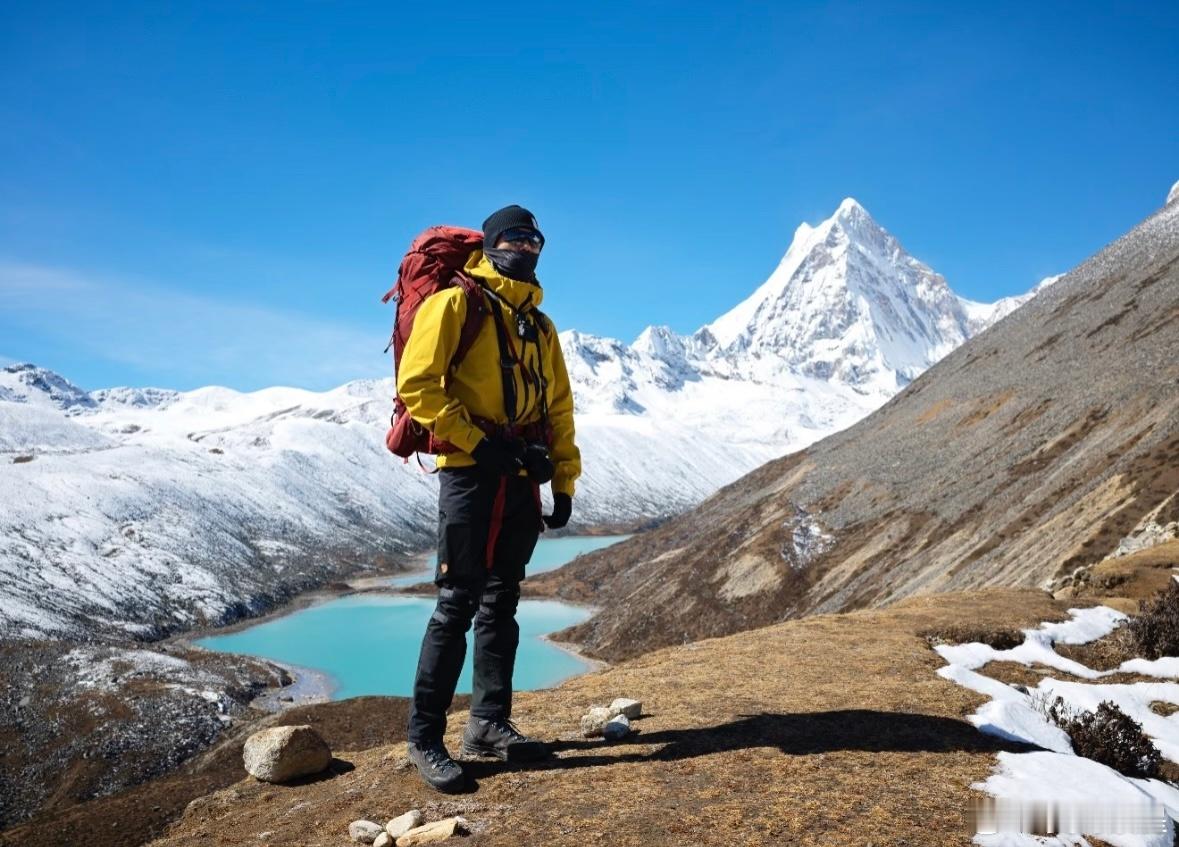 李现西藏徒步胶片照🏔️ 徒步核心信息· 时间与同伴：2025年12月上旬，与知