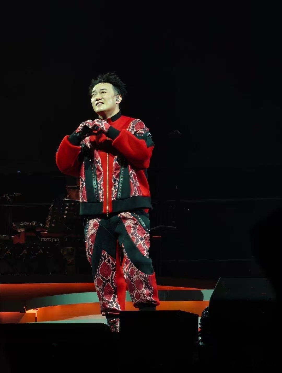 陈奕迅北京演唱会大合唱给我唱爽了 北京场的最后一场安可简直太燃了，大家一起大合唱