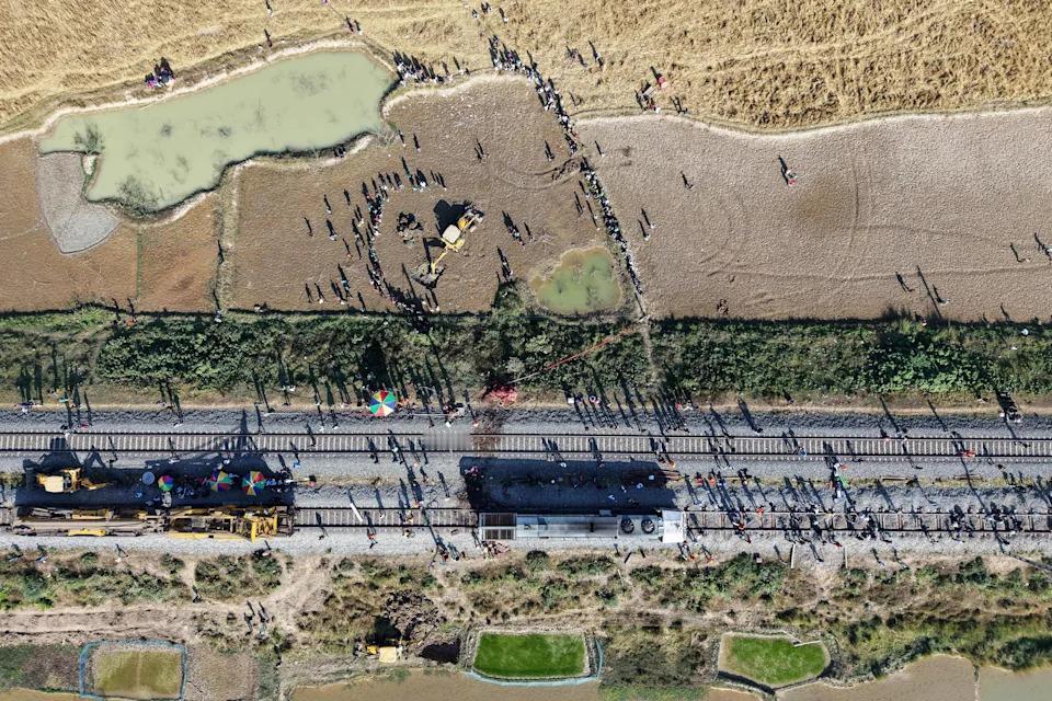 印度一列客运火车
撞上一个野生象群
造成重大死伤

当地当局周六称，一列高速客运