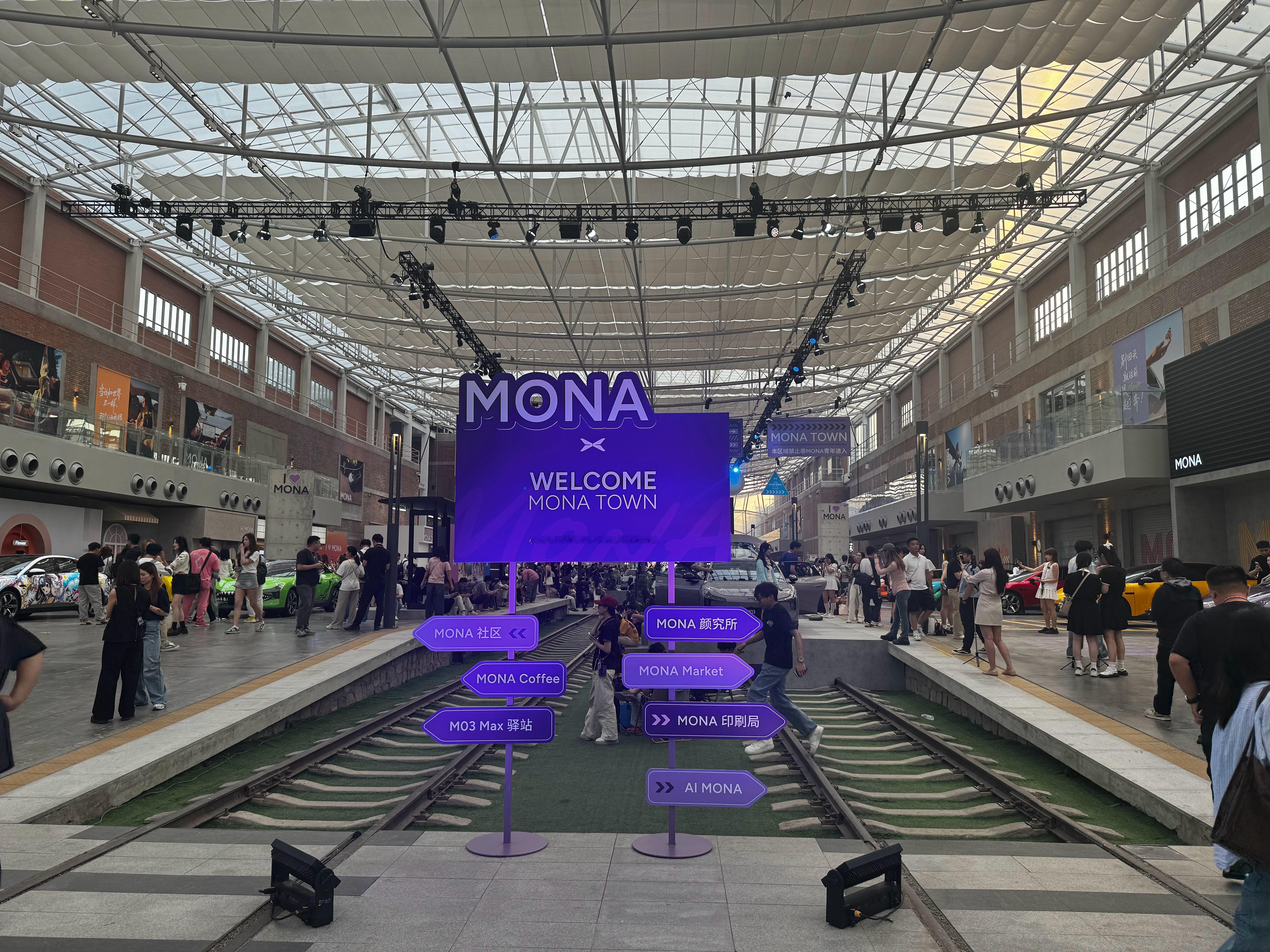 小鹏MONA发布会太会玩了小鹏 MONA M03的这个发布会确实搞得有点意思啊布
