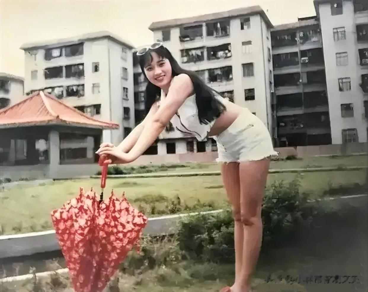 90年代，一名穿着打扮时尚的女孩在东莞打工时的留影，从照片中可以发现，她不仅拥有