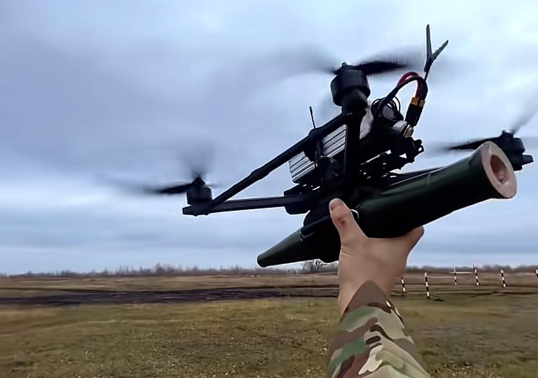 战争的发展与技术的进步密切相关，可FPV无人机却真是个另类。
它原本只是娱乐玩具