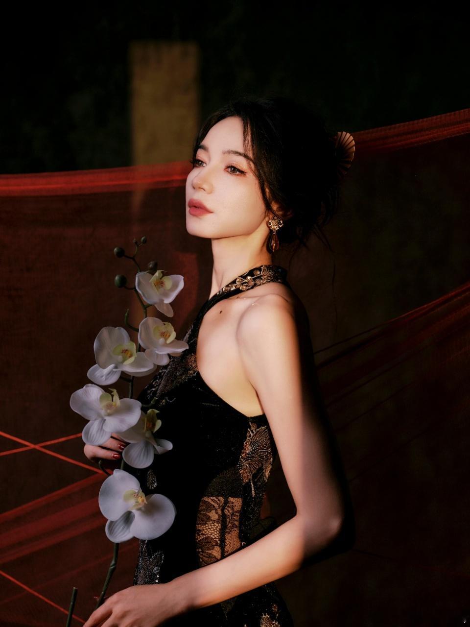 代斯长在风情审美点上代斯冷脸撩人是天赋谁懂这个冷脸😭代斯一出现就是媚到，路人视