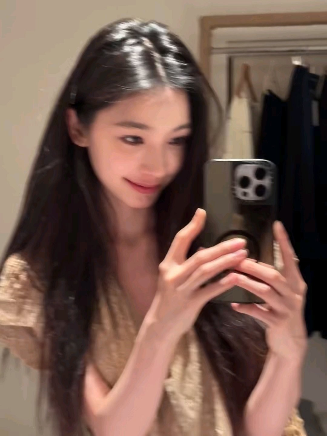 易梦玲衣帽间大得像服装店易梦玲的时尚感从来不是堆砌名牌，擅长利用版型修饰身形，松