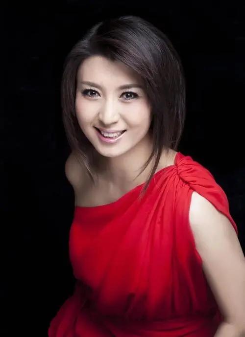 二人转演员，闫学晶说，影视演员，小品演员，二人转演员，我这三个身份，我最喜欢的，
