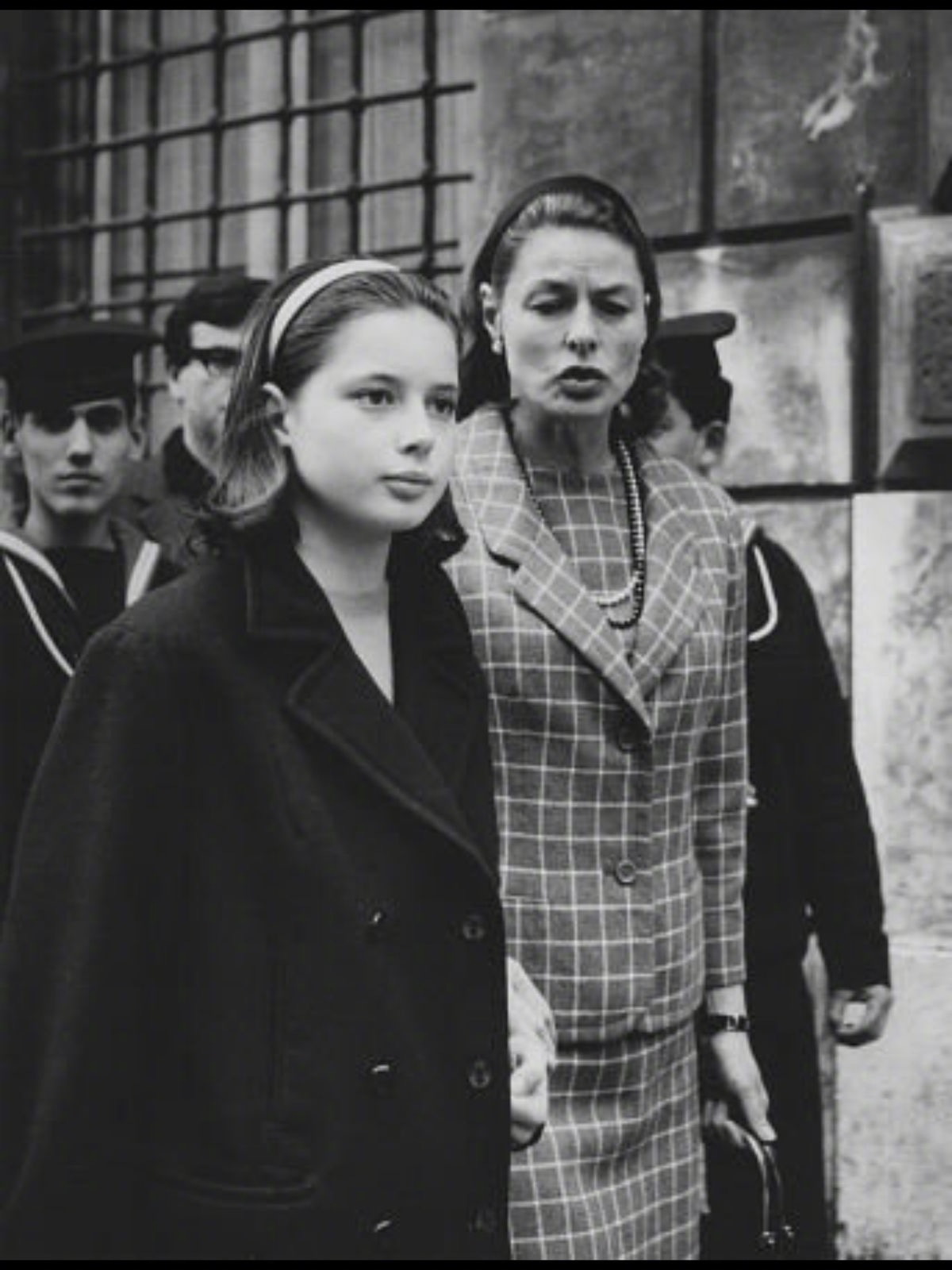 模特、演员、作家伊莎贝拉·罗塞里尼与她的母亲英格丽·褒曼在罗马外出的街拍🍃🌸