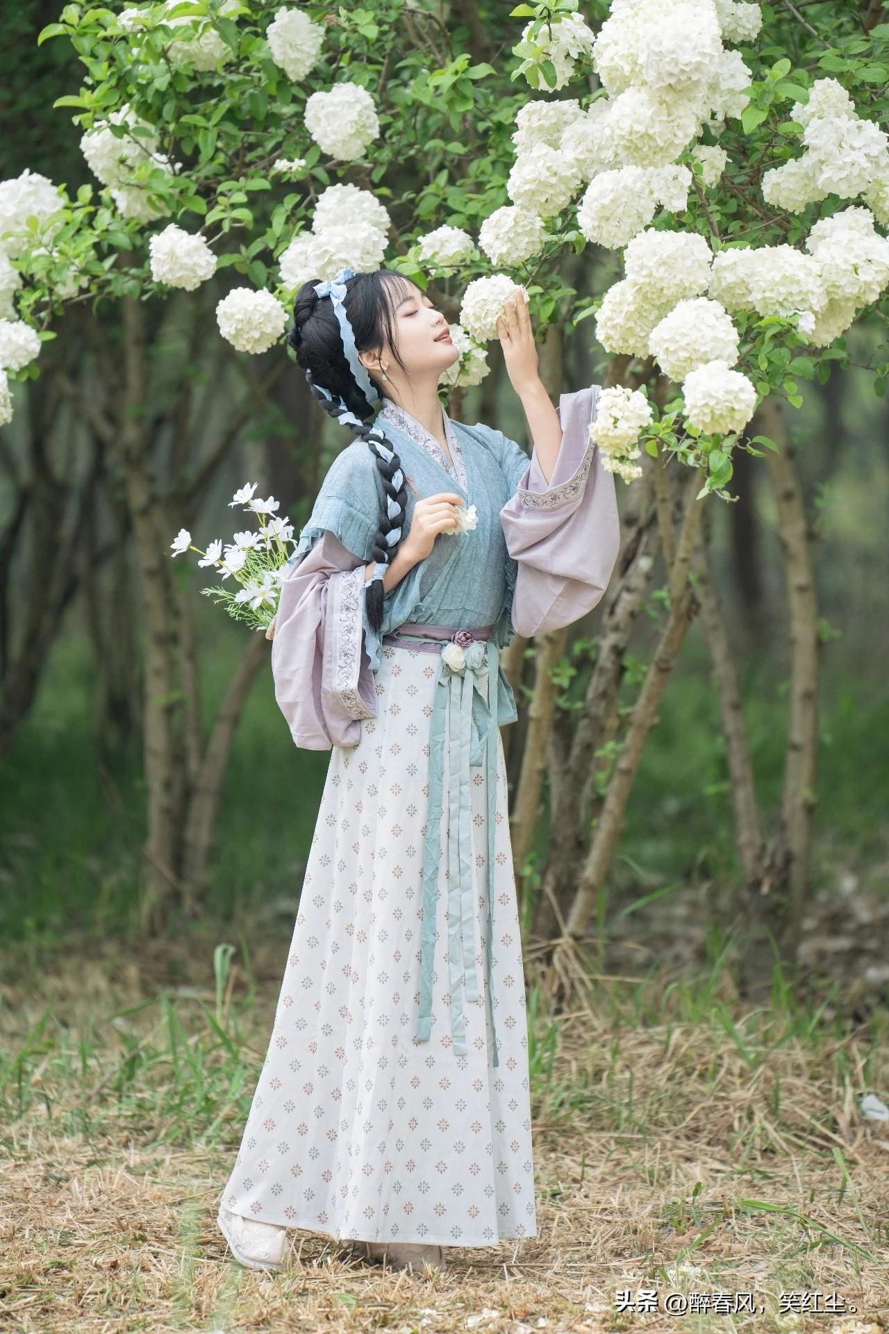 “春水初生，春林初盛，春风十里，不如你眉眼间那一抹温柔的月色。”人间春日皆温柔 