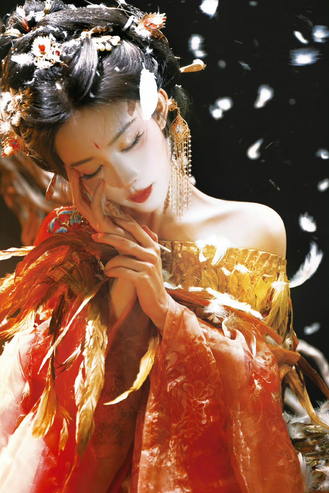 哇塞，这还原度挺高呀，发型、服饰连眼神都像，孟子义站在那儿，一挑眉一笑，就是阿精