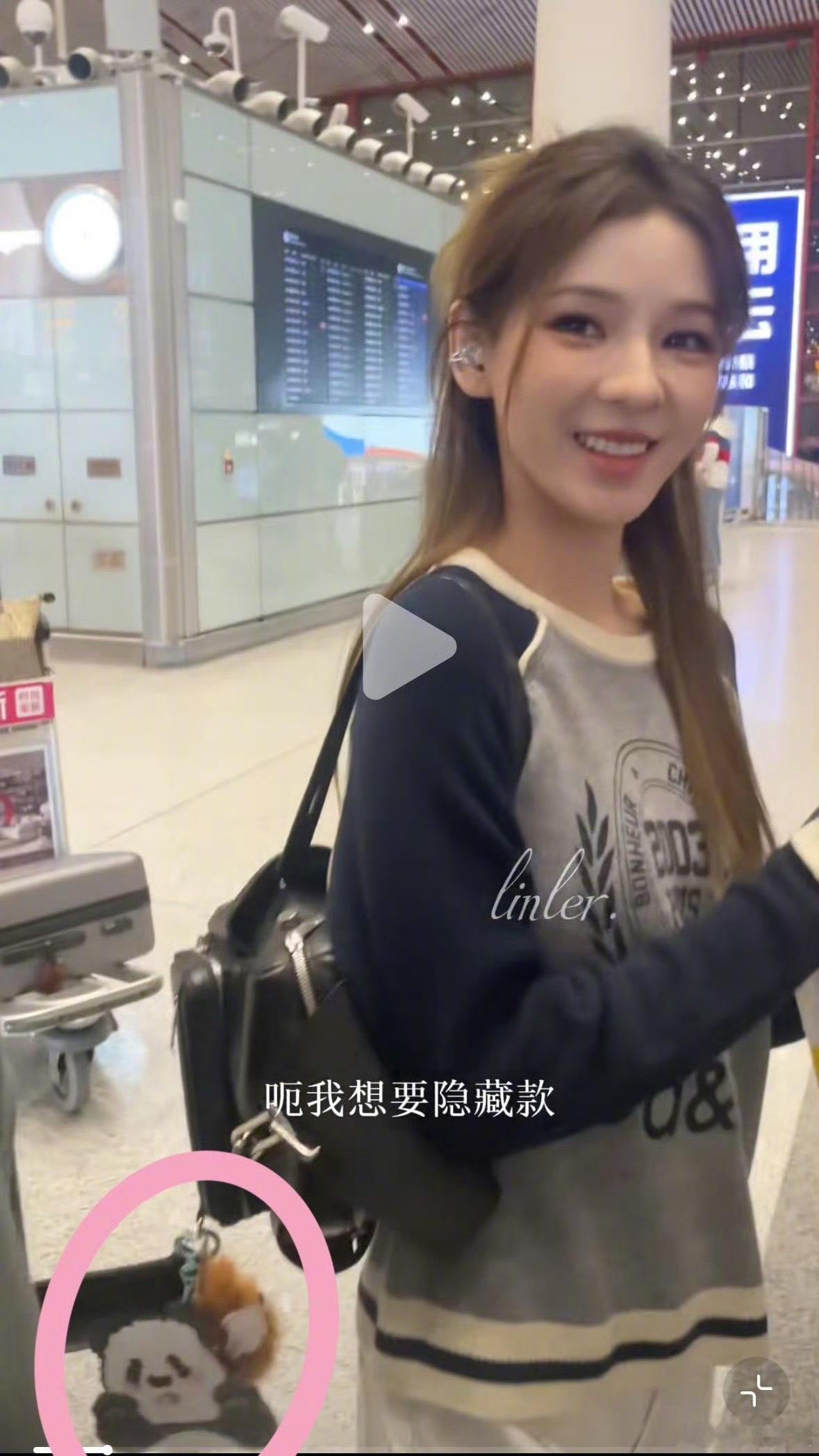 张予曦挂粉丝送的拼豆 温柔双向奔赴太好嗑！粉丝亲手制作的熊猫拼豆挂件，张予曦认真