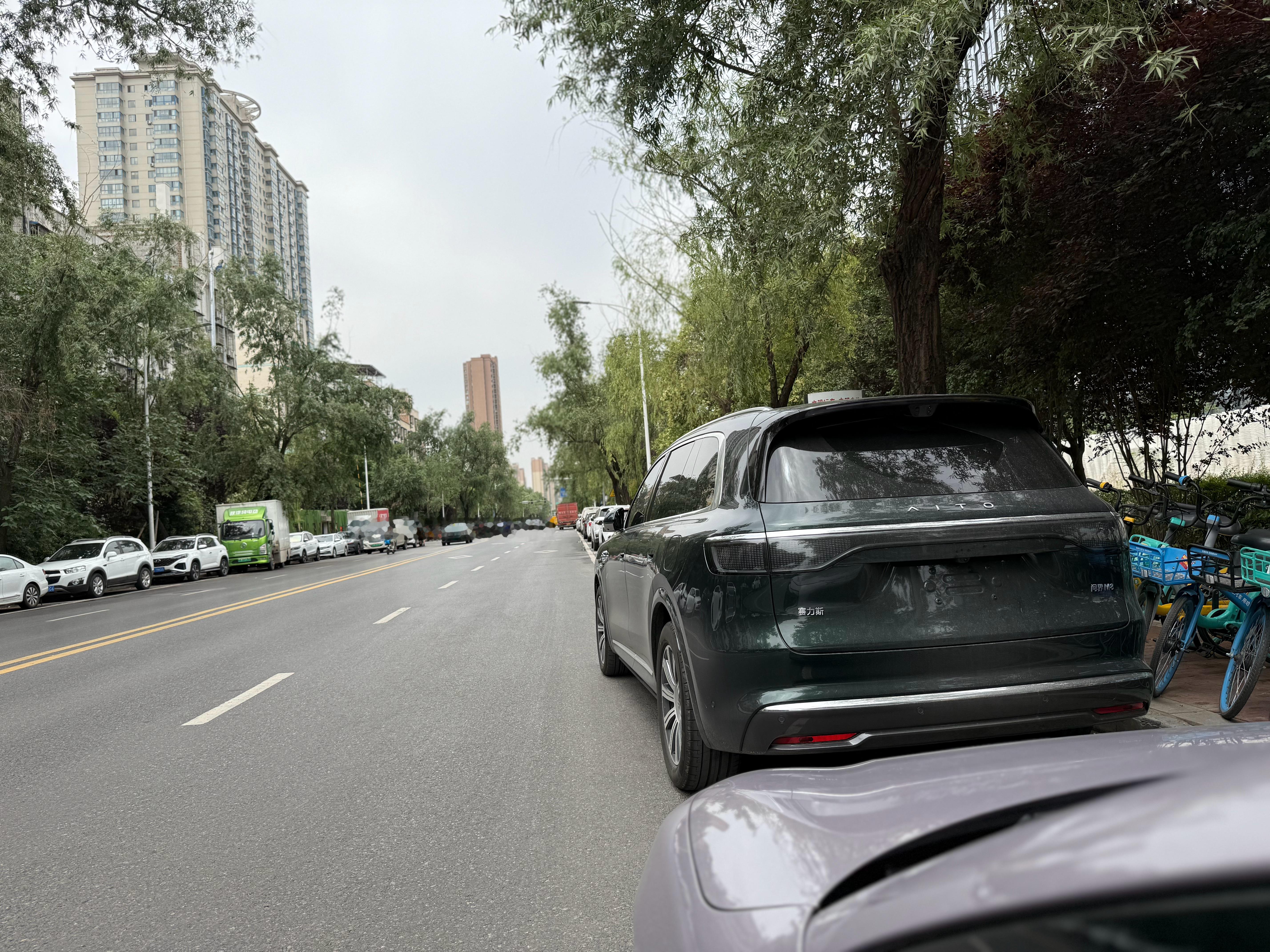 遇到一辆同样等待上牌的新车，问界M8这个颜色少见，还挺耐看👀智驾数码团 ​​​