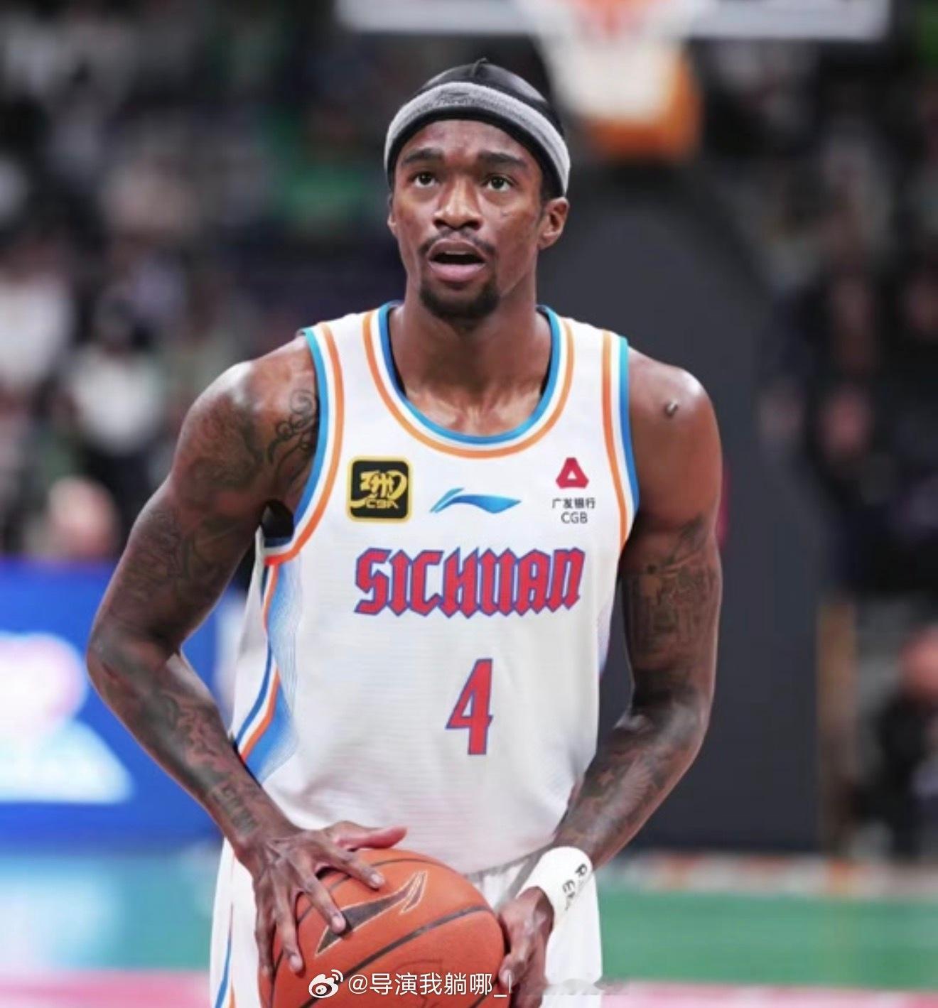 广东宏远球迷在霍楠社交媒体上要求其将外援萨姆纳的签约权给广东宏远，霍楠回应：我可