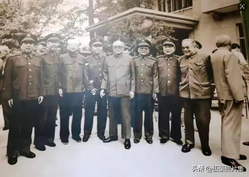 1988年6月2日，原红四方面军的老战友在一起的合影，左一起：秦基伟、XXX、陈