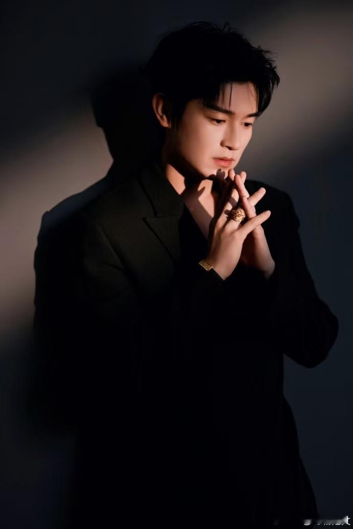 杨旭文开窍了彻底被杨旭文拿捏！浴袍造型氛围感拉满，沈阳线下真空西装更是绝杀，又撩