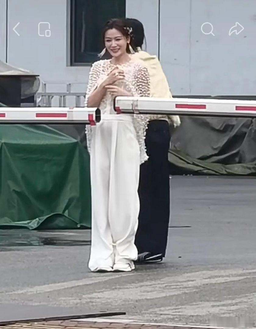 这衣服怎么这样，也太雷霆了 