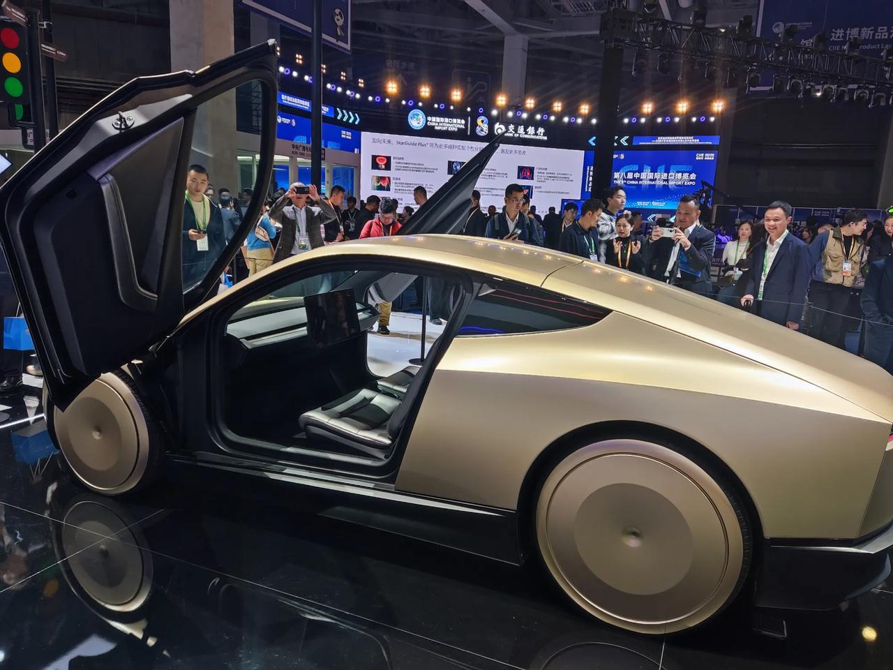 真正的无人驾驶车辆特斯拉的这款车生产下线了，无方向盘，无踏板，也没有后视镜。马斯