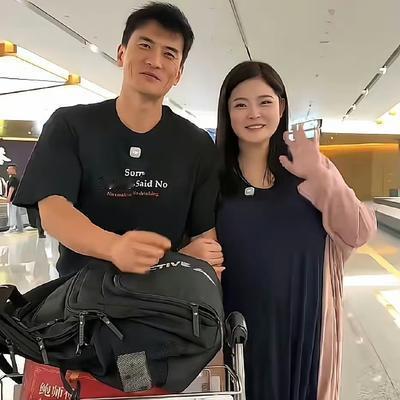 赫子铭带现任现身机场，前妻何洁却被送上了热搜。
两人手挽手，边走边聊，隔着屏幕都