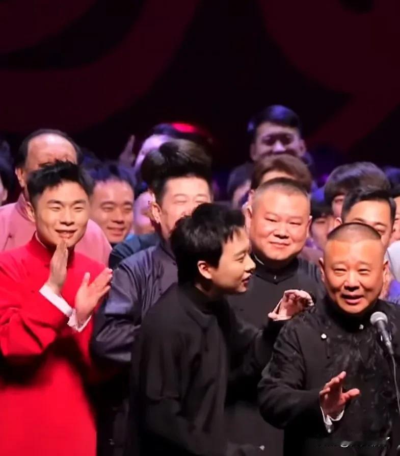 春节期间，郭德纲带领德云社与观众见面，与儿子郭麒麟搭档说相声。

如今郭麒麟选择