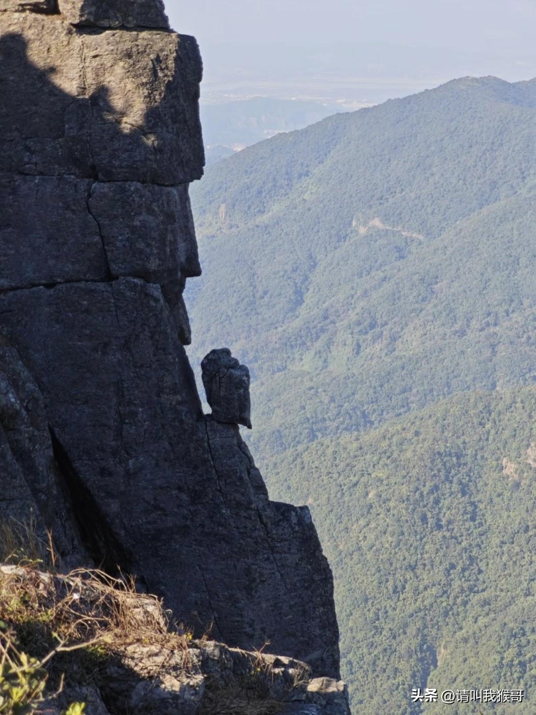 这个石头这么多年了居然不会掉下去