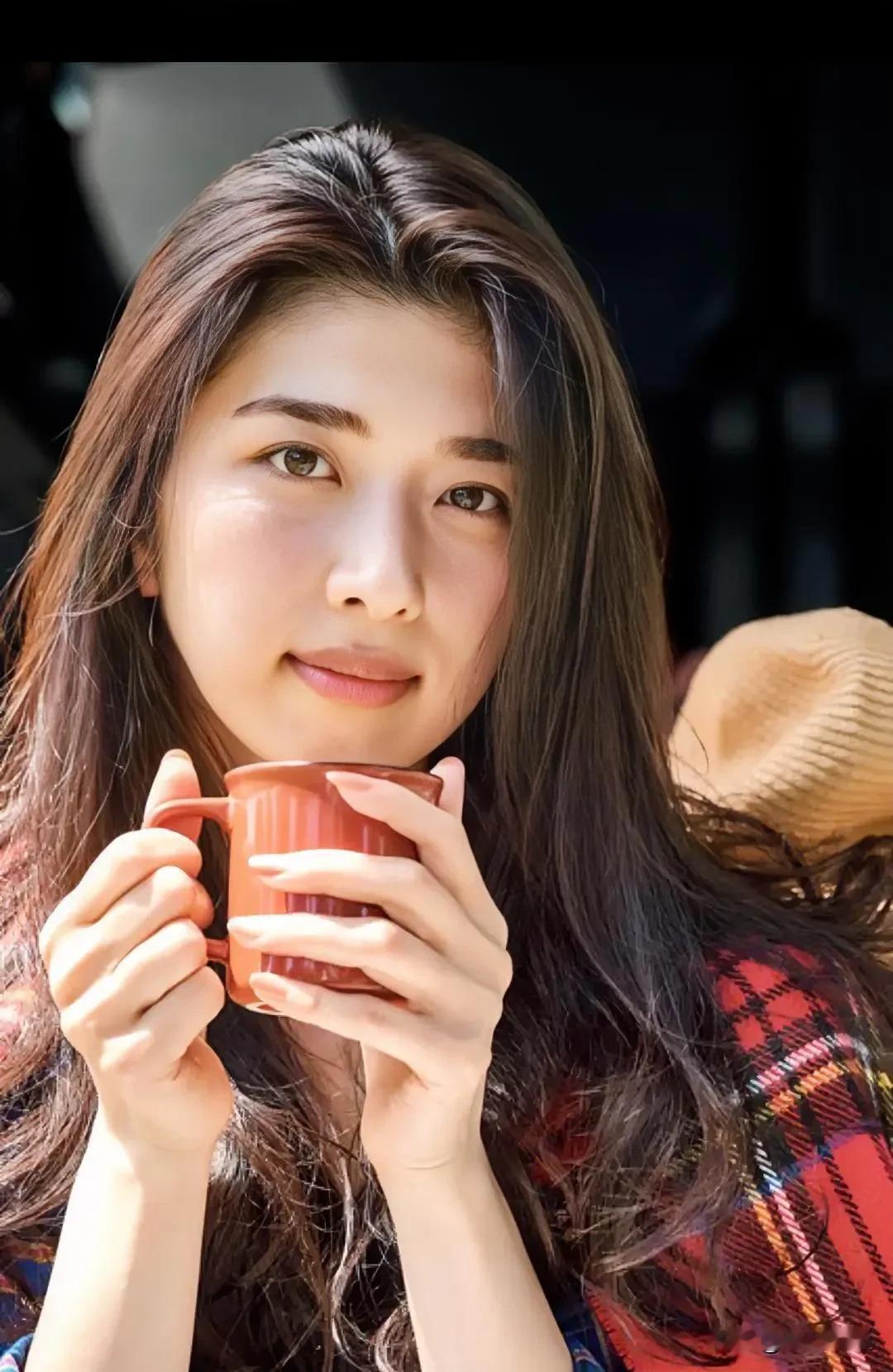 钱是一个女人最大的底气和安全感来源。当你手里有存款二十万，哪怕当家庭主妇，你也能