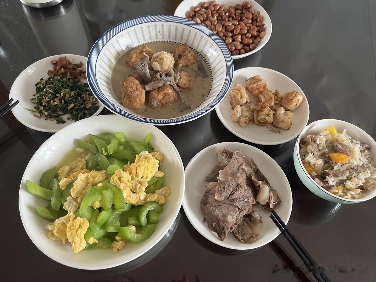 现在市场上基尾虾肥腰身圆滚滚的，大如鱼样壮，有点怪异看着都不想买。可小女儿对草虾