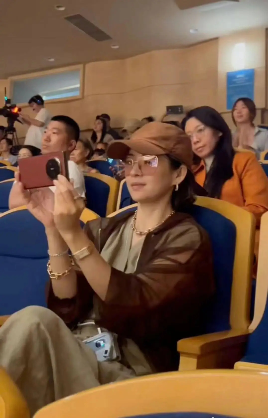 章子怡和顶尖华人钢琴家王羽佳合影，她们第二次谋面，惺惺相惜 
