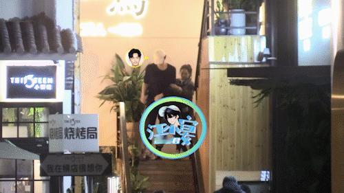 陈晓醉酒站不稳 陈晓被八卦媒体拍到，醉酒站不稳。 