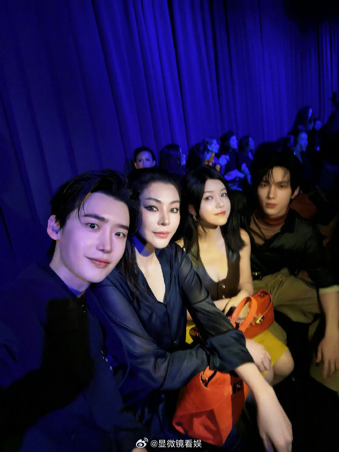 陈妍希李钟硕余承恩秀场合照 梦幻联动有！晒与李钟硕、余承恩、faye的秀场合照，
