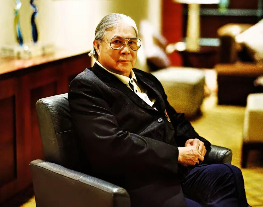 [中国赞]有钱老头谁不爱找个年轻漂亮的？偏偏霍震霆是个异类。朱玲玲走了二十年，他