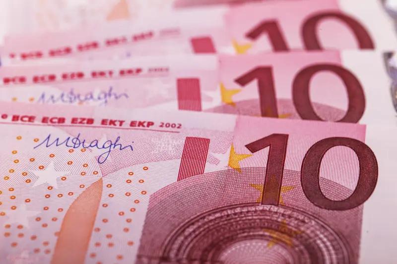 欧元？
欧洲是个联盟，不是一个国家，没有统一的财政￼￼￼。
德国国债安全，但盘子