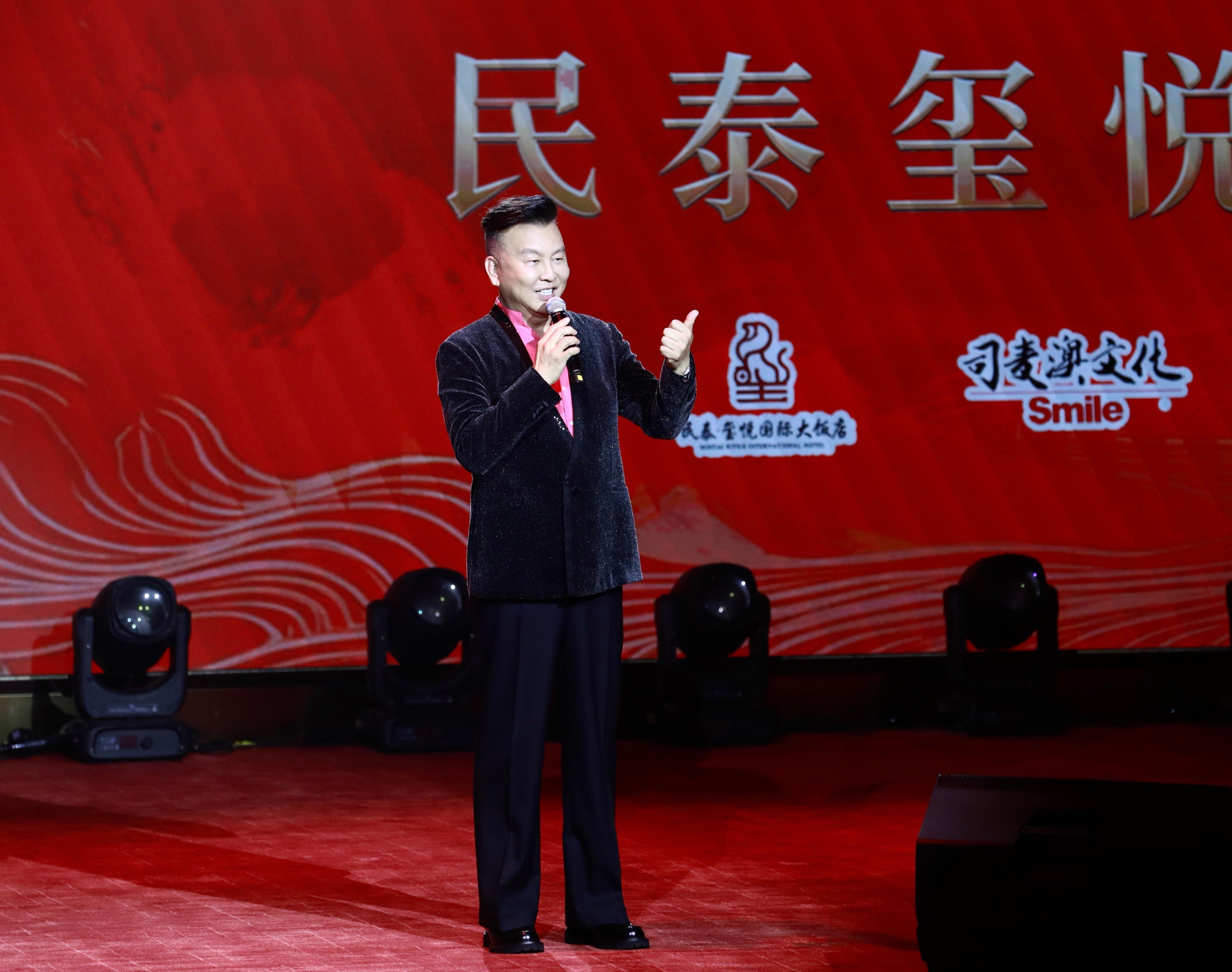 齐国泱泱古都城，聊斋幽幽不了情，陶琉熠熠窑火旺，蹴鞠声声踏歌行。一一边走边逛夸淄