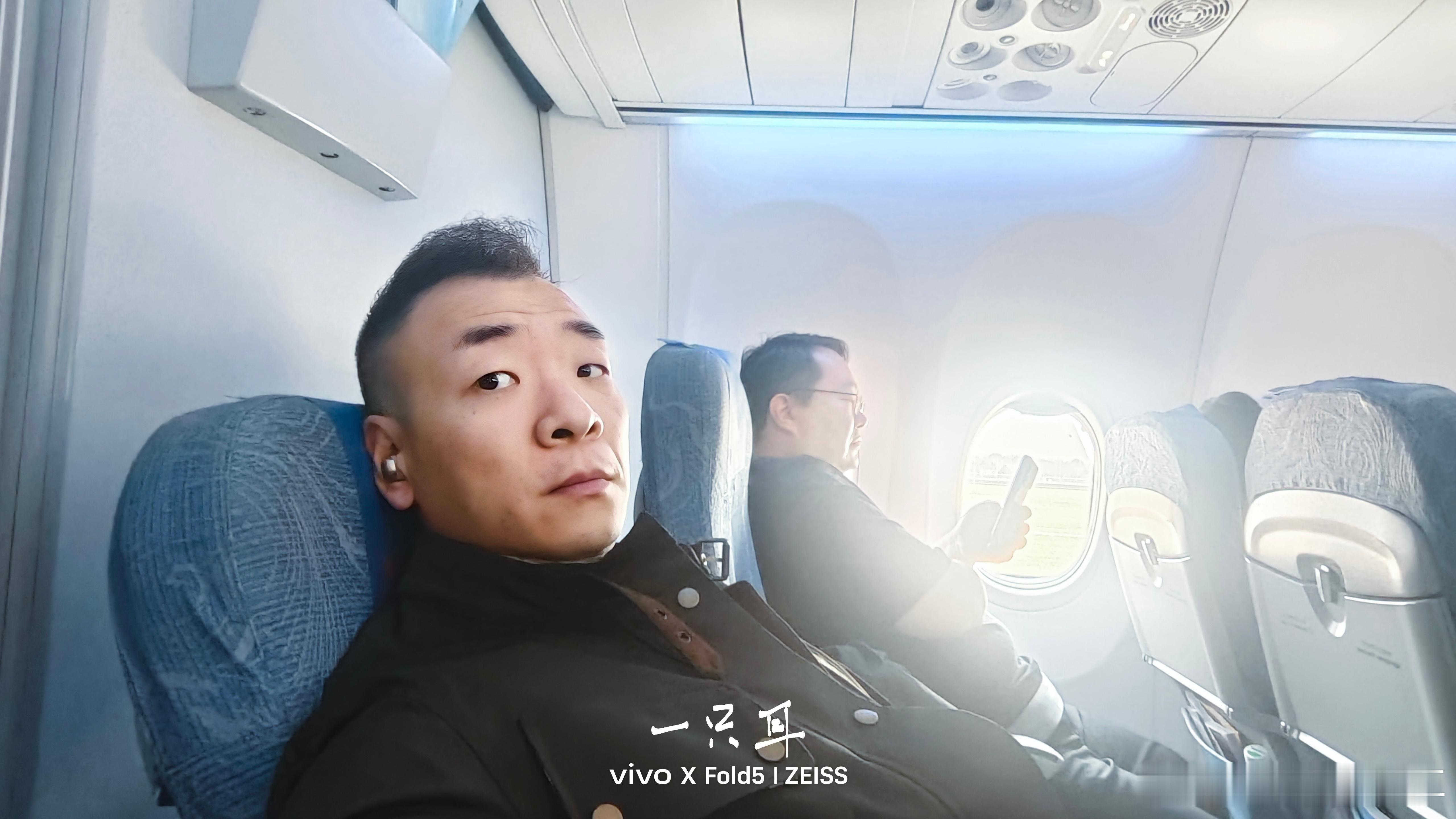 今儿坐飞机捡了个宝，最后一排右侧过道能搞成这样，快躺平了……但中间和窗口的位置还