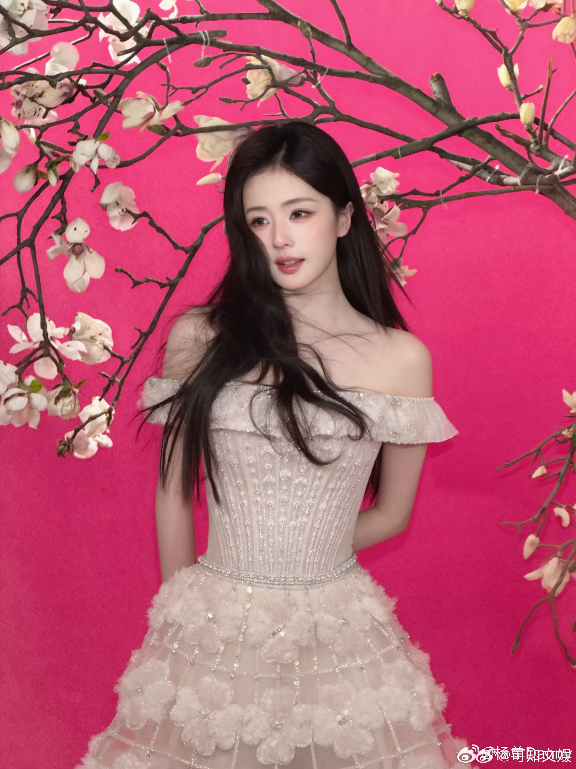 杨单为白鹿化的水光肌妆杨单给白鹿化的水光肌妆杨单为白鹿化的水光肌妆，很美，