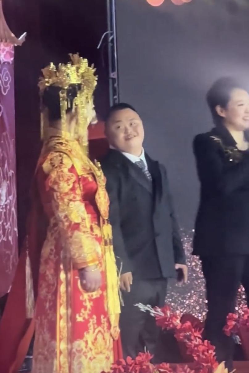 分明嫁给了一个唐氏综合症患者
她却硬说自己嫁给了爱情
主持人更绝，直接夸唐氏儿是