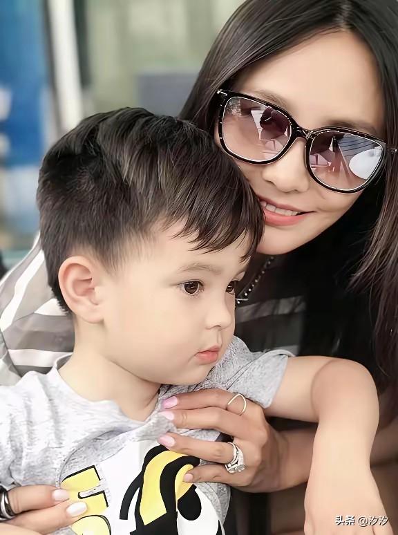 马舒雅二婚嫁了老外，
还为老外生了混血宝宝，
老外年龄比她小，
两人也算是姐弟恋