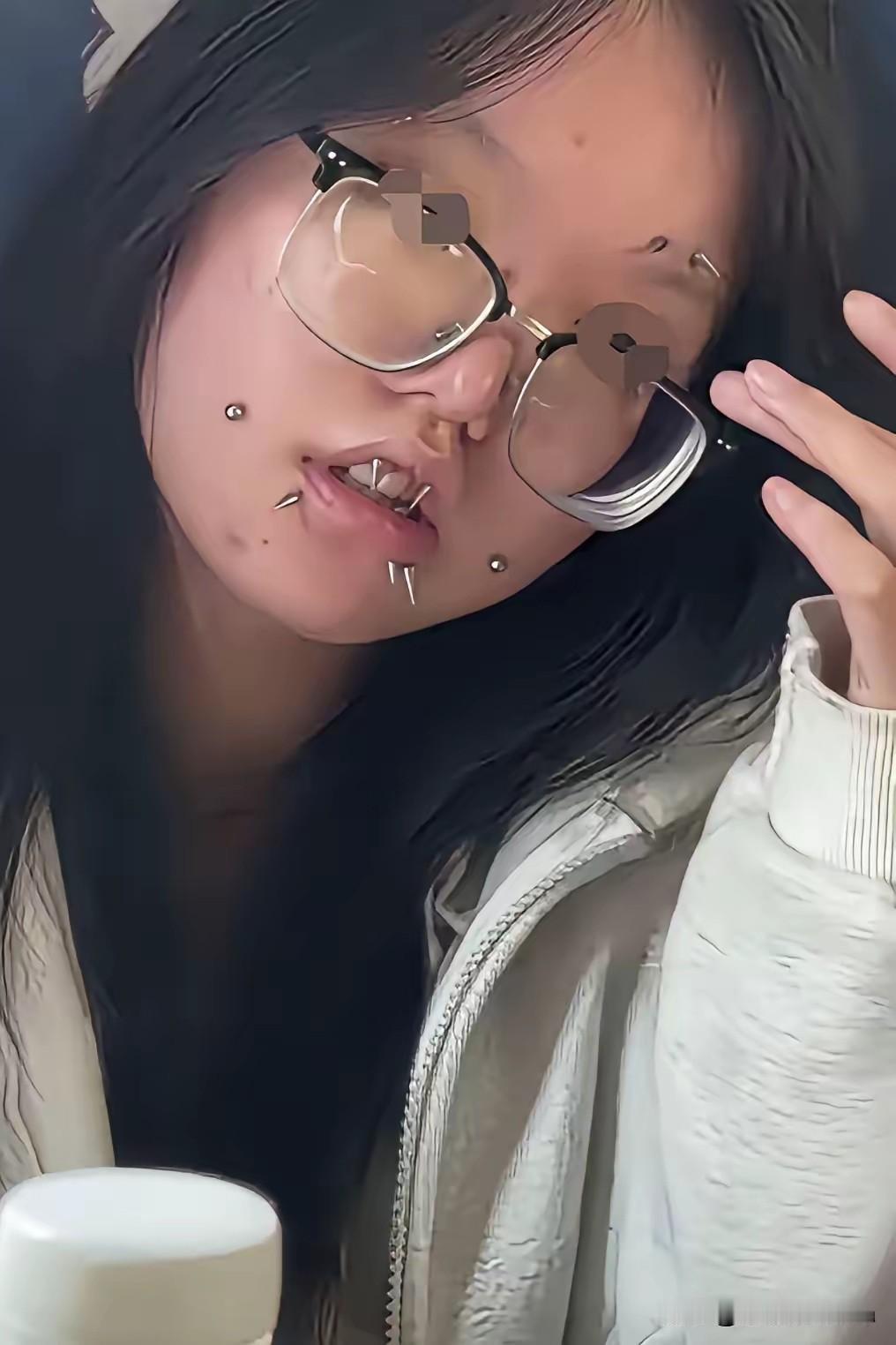 年轻就是美，可是这种美，不敢恭维，也太奇葩，太另类了吧！

好好的脸上，打了这么