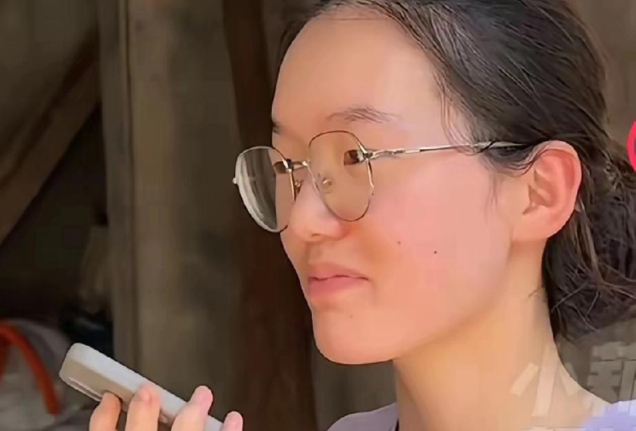 韩雅平终于说出了，从小学到现在一直有一个在背后默默支持并关注着的人。这个人每年都
