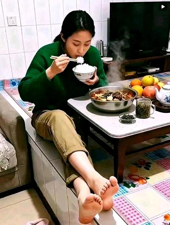 谁说女人一个人生活不幸福，我感觉也挺好。
成家有成家的烦恼，单身有单身的快乐。至