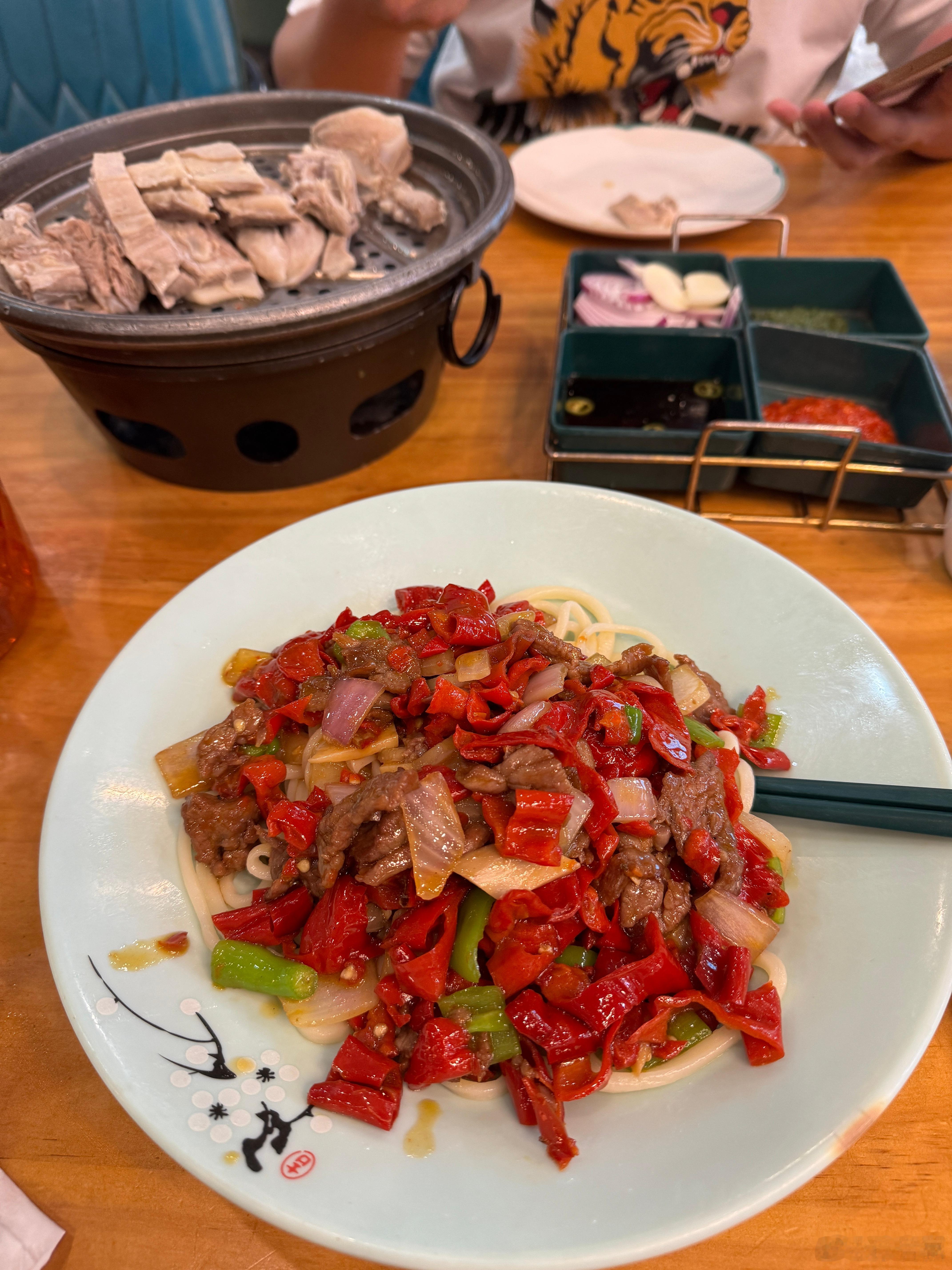 北京好多这种滩羊铺子的店，不过味道是真好吃呀。一碗过油面，一份手抓羊肉，再来点羊
