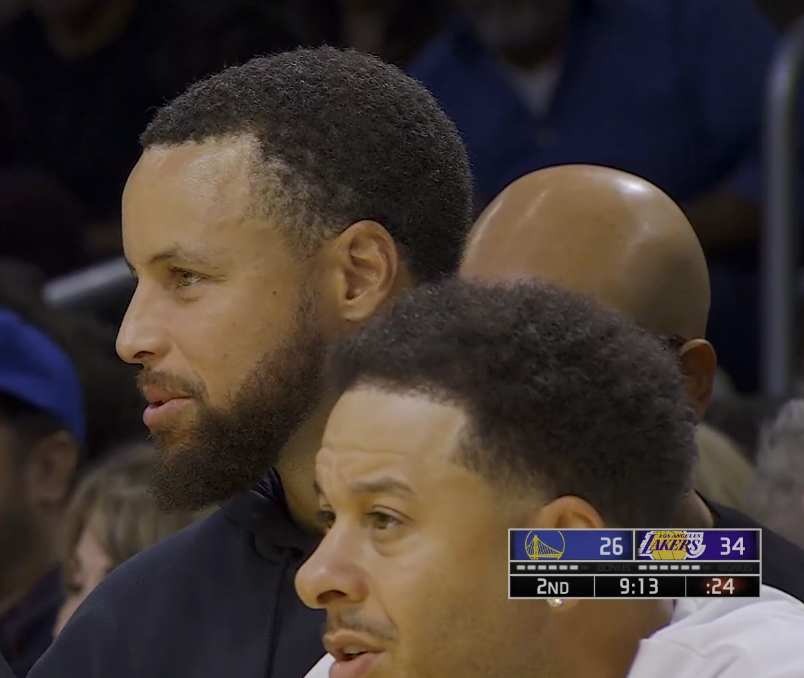 今天英文原声来了个我最讨厌的球员解说 丹尼格林 视角给到库里后 他说 “ 勇士王