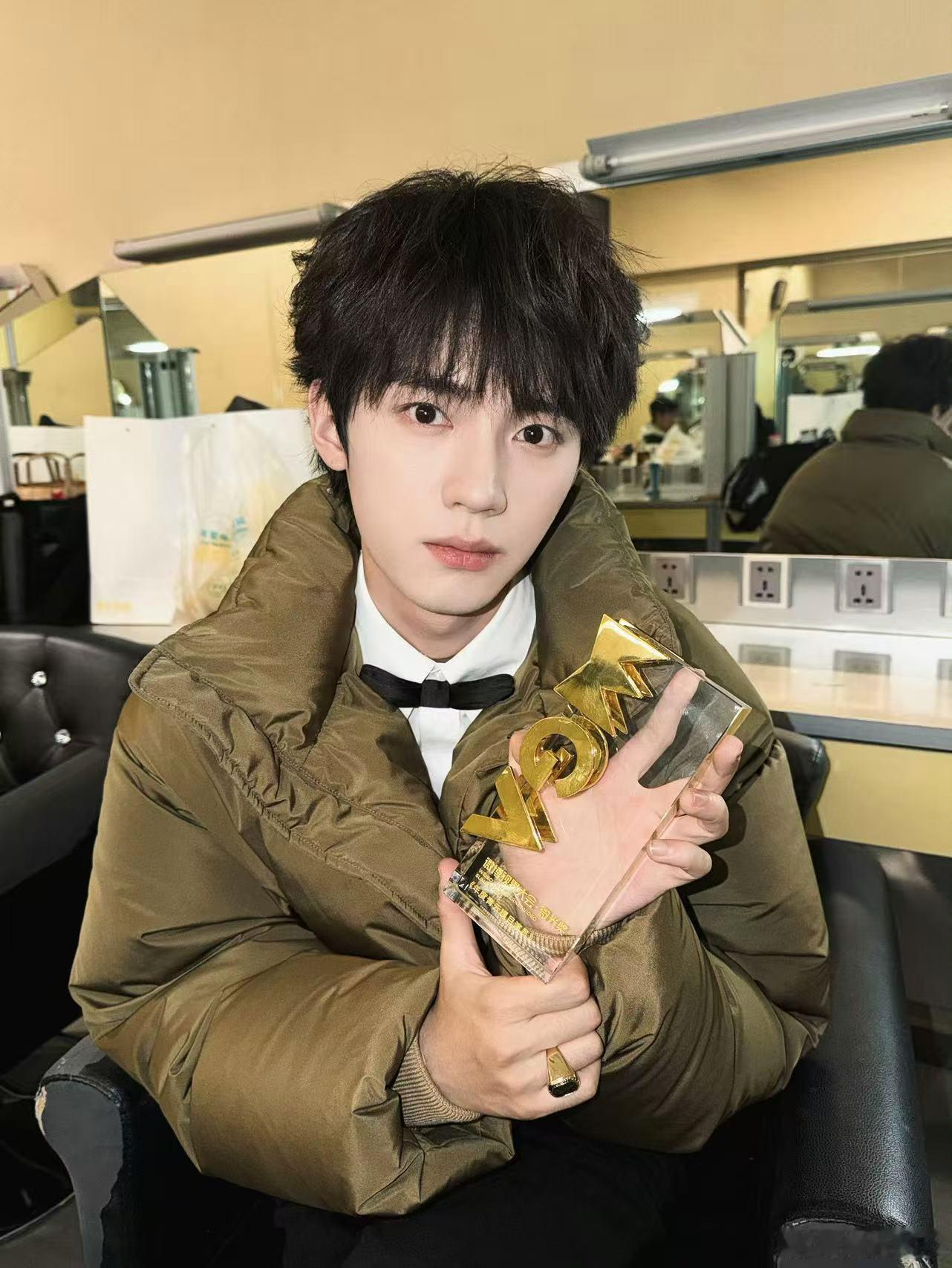 白鹿周翊然聊啥呢 目光锁定热聊二人组！《谁是你朋友》好搭档相聚，氛围太有爱啦～ 