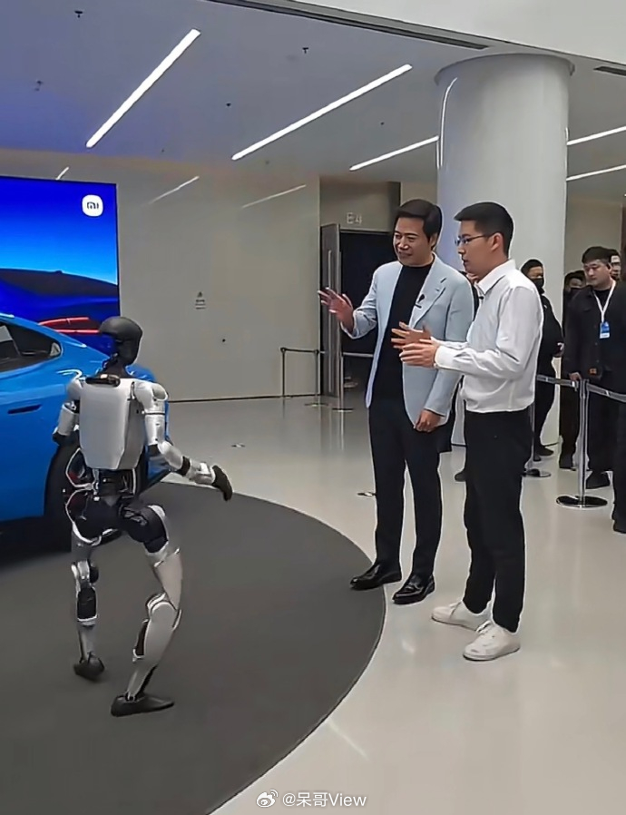 宇树科技王兴兴带着机器人现身小米发布会现场，还现场演示了机器人跳舞。两人现场交流