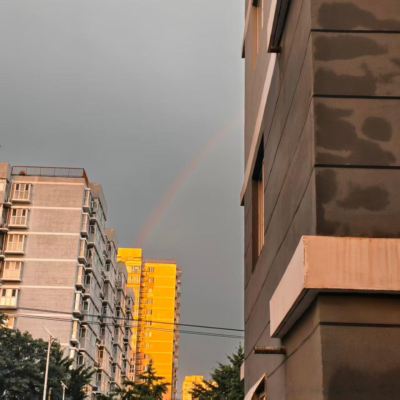 北京雷雨过后，出现彩虹（同事在气象局拍的），而且是霓虹（双彩虹）。接下来期待有晚