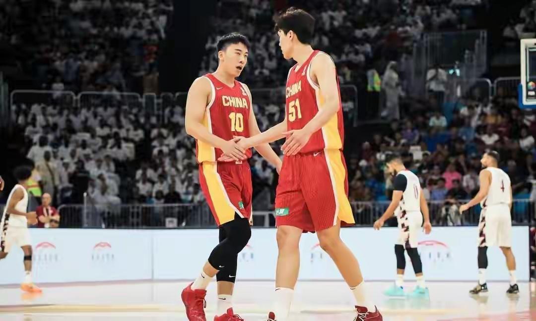 中国男篮诸暨西施篮球中心那最后一攻打完，杨瀚森的名字响彻全场。
最后那秒杨瀚森在