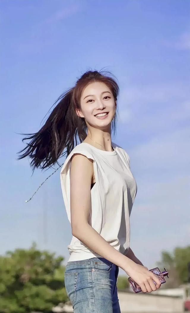 复旦大学校花冯琳，内地女主持人，青春靓丽，颜值与才华并存的典范，1999年出生于