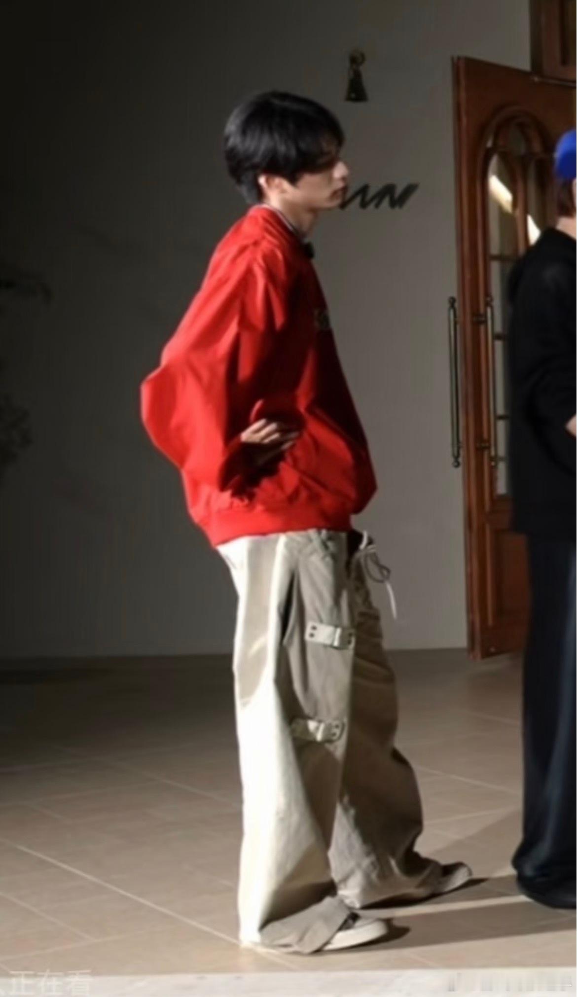 刘耀文雷霆裤子显得人六四分有感觉吗刘耀文能不能把这条裤子扔掉啊有点影响大帅哥身材