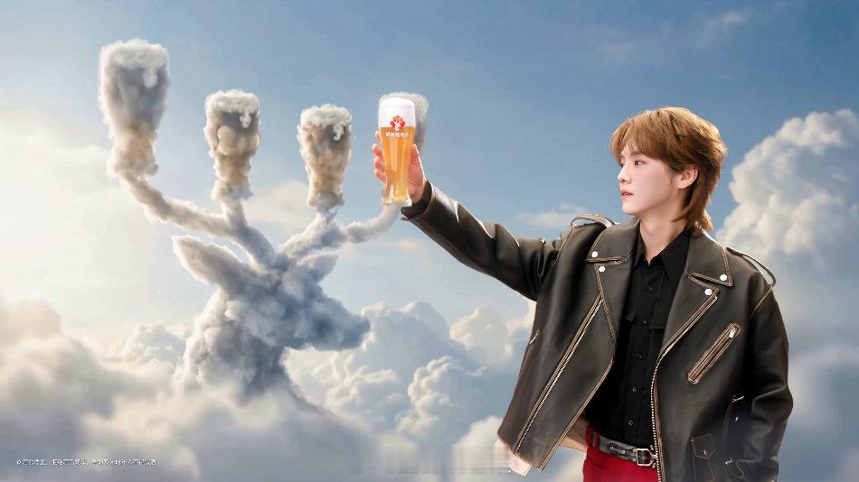 我家楼下有鹿晗 镜头里鹿晗穿梭酒厂、冷链、门店，只为守护那口鲜醇。纯麦芽酿造的清