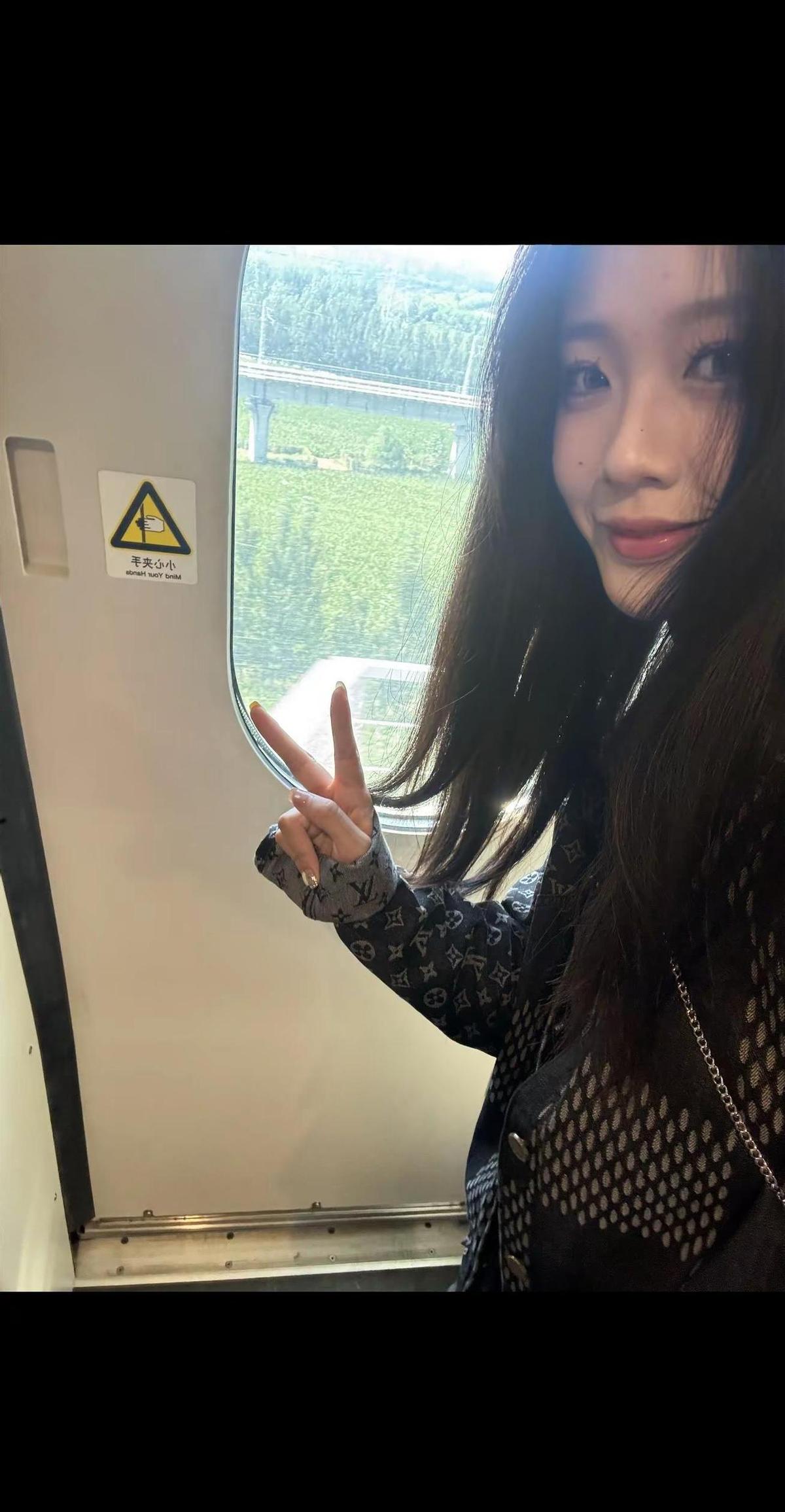 新歌一响，全网被亲了。
副歌还没听完，手机就被人偷亲了。
抖音里一半人在演“突然