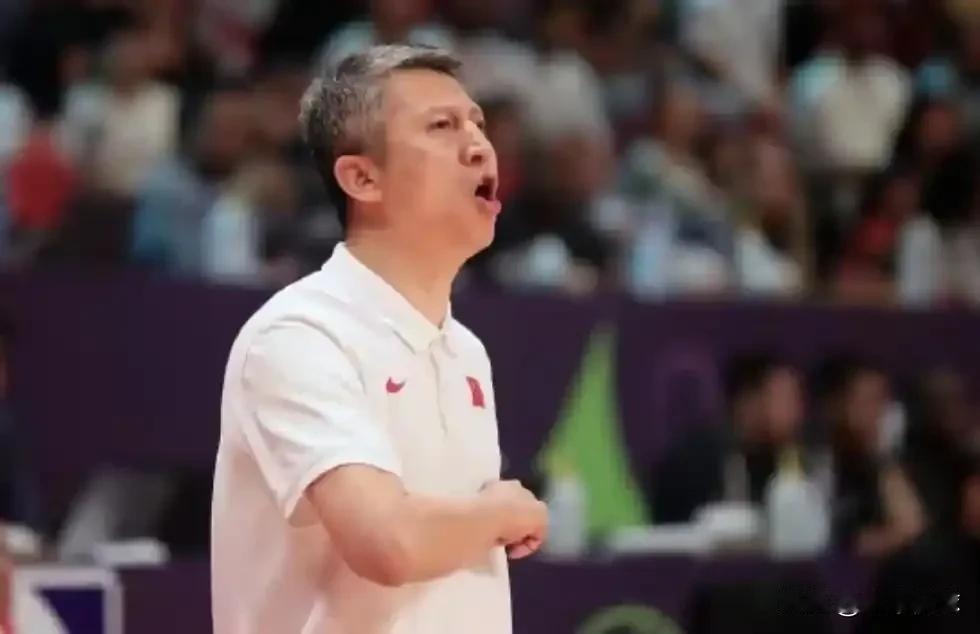 郭士强触底反弹或许也是中国篮球未来之路！郭士强第一次做国家队主教练以失败告终，并