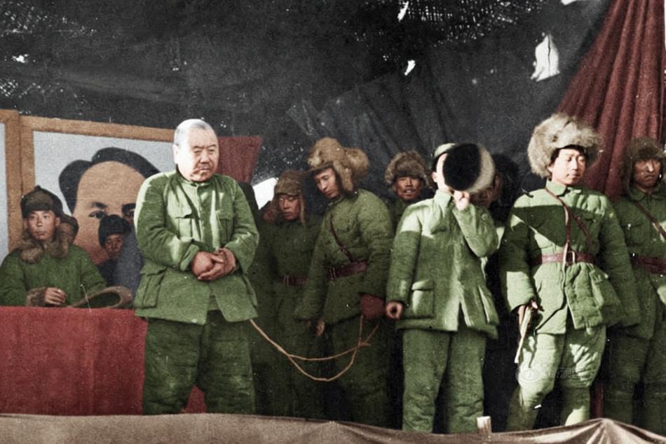 1946年12月3日，黑龙江省勃利县，东北民主联军对土匪头子谢文东的公审大会现场